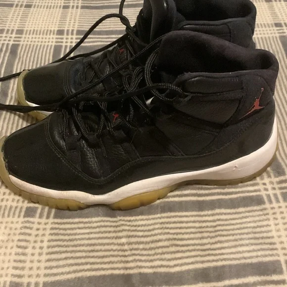 Youth Jordans - Picture 2 of 10